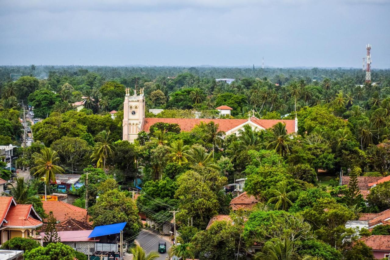 Ruvisha Beach Hotel Negombo Exterior photo